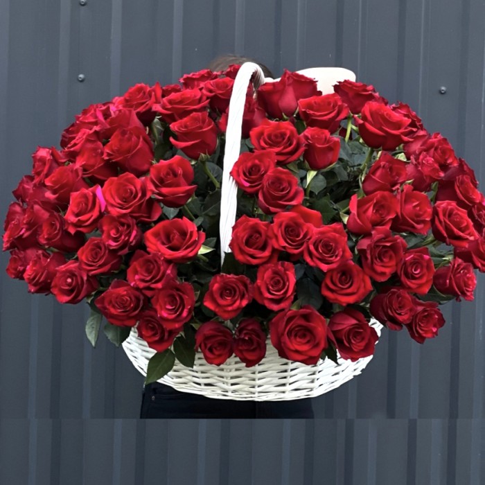 Корзина из 101 розы