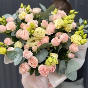 Коробочка из кустовых роз и эустомы